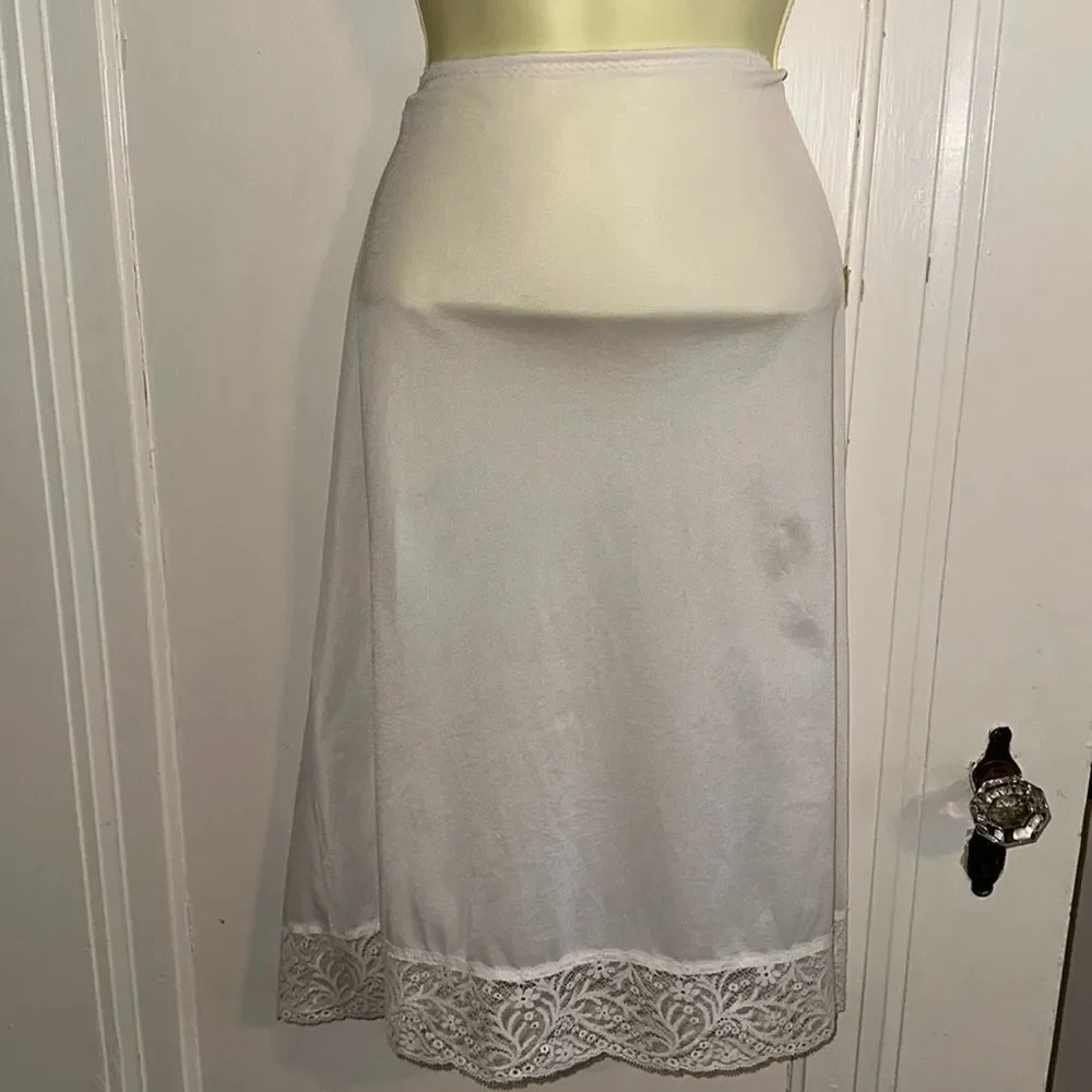 Vintage Olga white half slip with‎ lace hem / as is